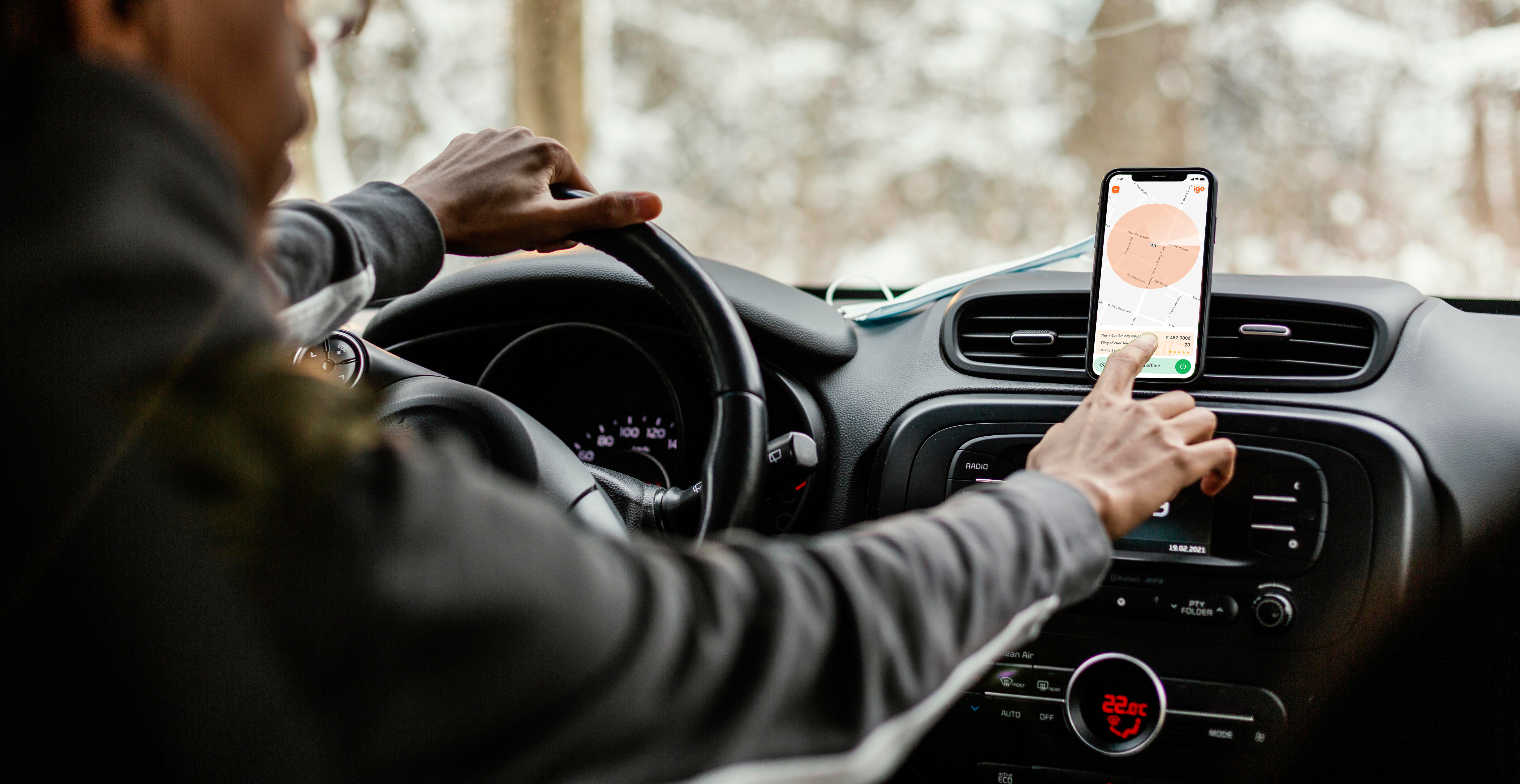 close-up-mobile-with-map-directions